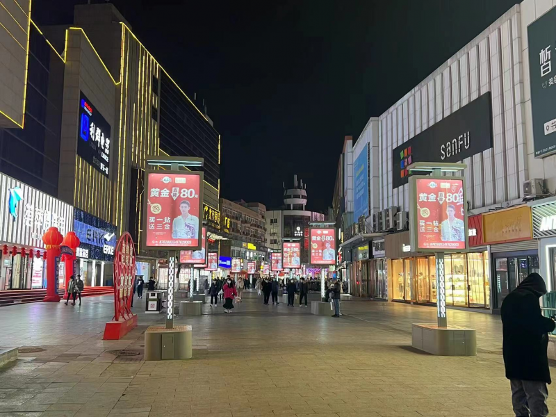 青岛市区李沧步行街灯箱广告